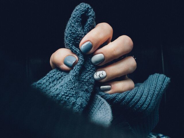 Modny manicure w chłodnych odcieniach