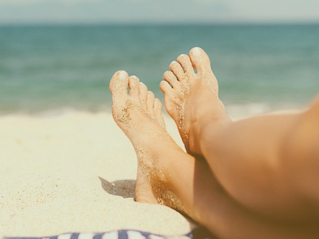 Letnia pielęgnacja stóp - Jak dbać o stopy latem ?